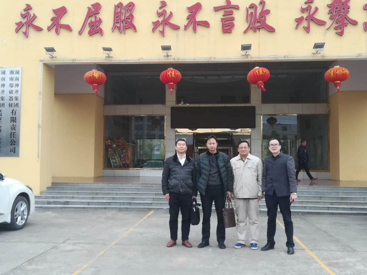 客車(chē)自動(dòng)破窗裝置,遙控自動(dòng)破玻器,破窗器,南冠破玻器